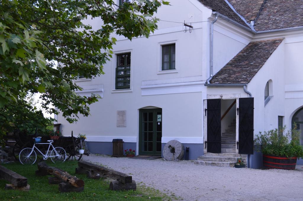 Edvy Malom Fogadó Barokk Udvarház Pápa Exterior foto